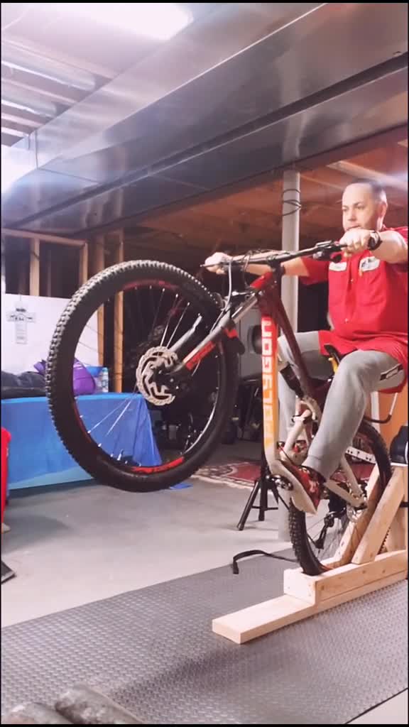 polygon bike是一家國際知名的專業自行車公司 主要生產制造鋼 鋁合金 碳纖維等材質的自行車 其設計團隊和研發團隊中,有許多國際知名的一線冠軍騎手 產品特色比較注重用戶的體驗 在車界獨樹一格的polygon,擁有著自主生產,專業組裝和終端銷售的一站